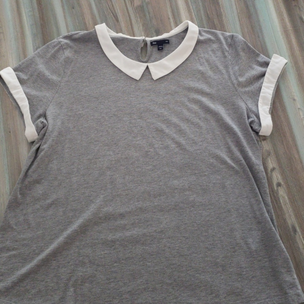 GAP tshirt with collar